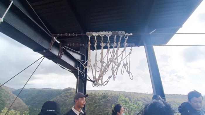 Ditutup - Satpol PP Klungkung tutup wahana flying fox tidak berizin di Pantai Diamond, Nusa penida.