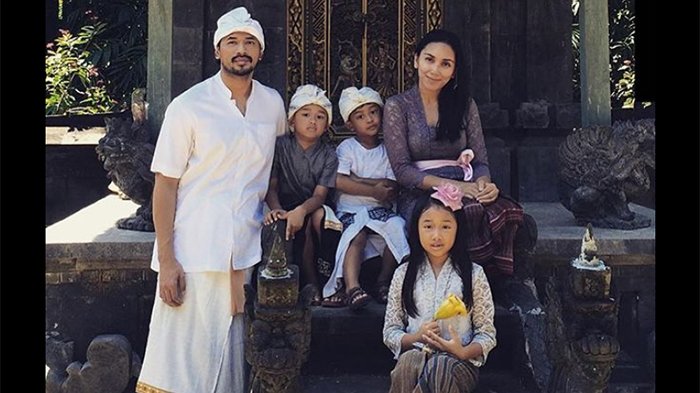 Para artis Indonesia yang memeluk agama Hindu di Bali