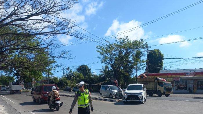 Satlantas Polres Gianyar saat melakukan olah TKP di Bypass IB Mantra, wilayah Banjar Rangkan, Desa Ketewel, Kecamatan Sukawati, Kamis 27 Juli 2023.