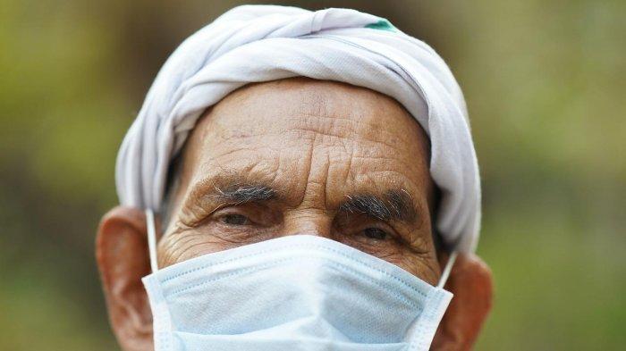 orang tua pakai masker