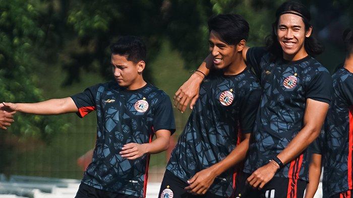 Para pemain Persija Jakarta Syahrian Abimanyu (kiri), Hanif Sjahbandi (tengah), dan Ryuji Utomo (kanan) terlihat bersendau gurau pada latihan ringan Macan Kemayoran belum lama ini. Persija Jakarta di bursa transfer Liga 1 2022 masih mencari para pemain lokal untuk memperkuat skuat Thomas Doll.
