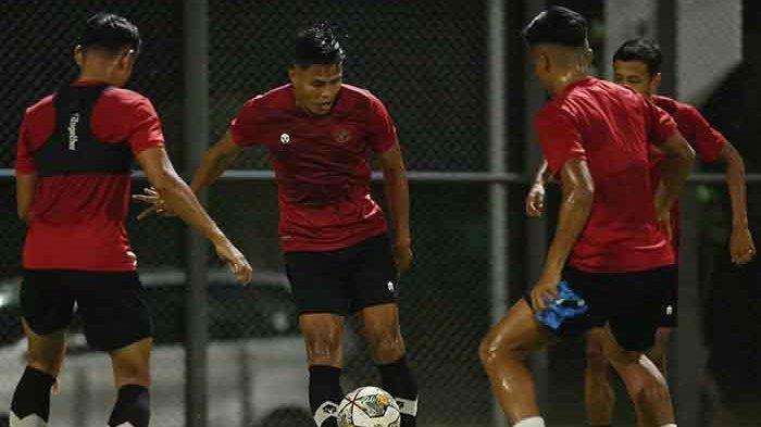 Para pemain Timnas Indonesia seperti Dimas Drajad dan rekan berlatih di Jakarta Internasional Stadium belum lama ini jelang laga kontra Burundi di FIFA Matchday 2023. Daftar Susunan Pemain Timnas Indonesia vs Burundi di FIFA Matchday & Ambisi Jordi Amat Bareng Garuda