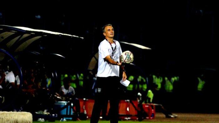 Pelatih Borneo FC Milomir Seslija saat pertandingan leg pertama Final Piala Presiden 2022 melawan Arema FC yang berakhir dengan skor 1-0 di Stadion Kanjuruhan Kepanjen, Kabupaten Malang, Kamis 14 Juli 2022 malam.