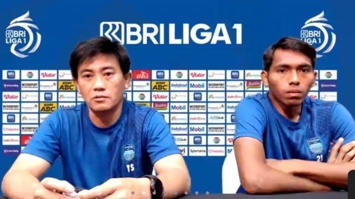 Pelatih fisik Persib Bandung, Yaya Sunarya (Kiri) dan gelandang Persib Bandung, Frets Butuan dalam sesi konferensi pers pre-match secara virtual, Selasa (1/2/2022).