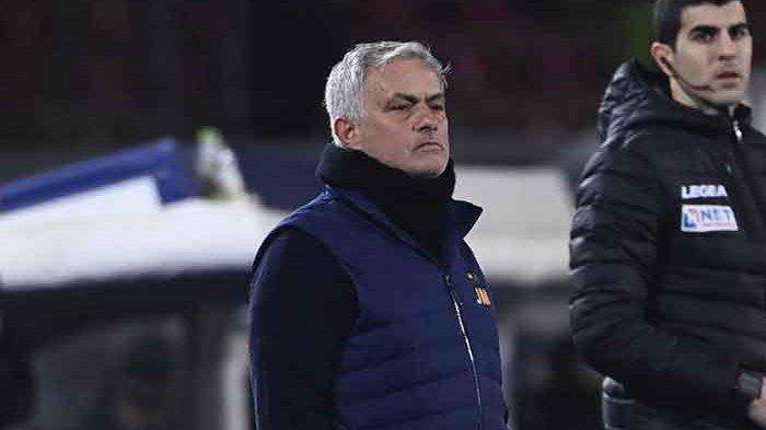 Pelatih Jose Mourinho tampak berdiri di lapangan di laga Lecce vs AS Roma dilanjutan Liga Italia pekan 22, Minggu 12 Februari 2023. Update Hasil Liga Italia Lecce vs AS Roma 1-1, Mourinho Sebut Pemainnya Frustasi dan Lapangan Buruk