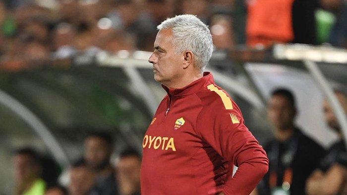Pelatih Jose Mourinho tampak menyaksikan skuatnya bertanding di laga Ludogorets vs Roma di grup C Liga Europa, Jumat 9 September 2022. Usai pertandingan yang berakhir 2-1 untuk kekalahan Roma, Jose Mourinho juga turut menyampaikan duka citanya atas meninggalnya Ratu Elizabeth II dari Kerajaan Inggris Raya.