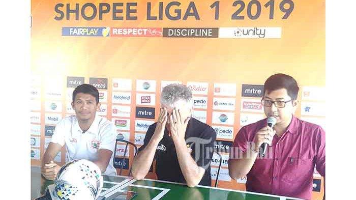 Pelatih Persija Jakarta Ivan Kolev dan pemain Sandi Sute saat jumpa media di Stadion Dipta Gianyar, Kamis (29/5/2019) siang.