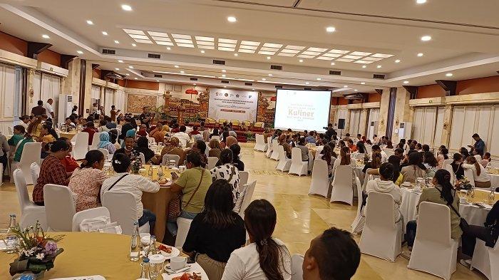 Pemda Melawi dan warga dalam rapat persiapan pengembangan emas