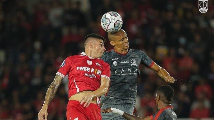 Pemain Persis Solo, Fernando Rodríguez Ortega berduel udara dengan pemain Madura United dalam lanjutan Liga 1 2022 pekan keenam di Stadion Manahan, Solo, Selasa (24/8/2022).