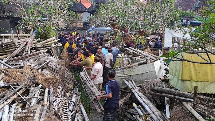 Polemik Desa Adat Taro Kelod, Tegalalang, Gianyar, Bali dengan salah satu kramanya, Jero Mangku Ketut Warka memasuki babak perdamaian, Jumat 29 Juli 2022 pagi.

Hal itu ditandai dengan pembersihan sampah upakara di pekarangan rumah Mangku Ketut Warka.

Di mana sebelumnya, sampah tersebut ditaruh oleh krama adat atas komando prajuru.

Kegiatan pembersihan sampah upakara di pekarangan ini pun, melibatkan krama dan dibantu aparat kepolisian.

Sampah-sampah upakara tersebut, berupa bambu dan anyaman.

Di mana dulunya hal tersebut dilakukan sebagai tindakan protes, bahwa Mangku Ketut Warka dinilai tidak berhak berada di tanah tersebut.