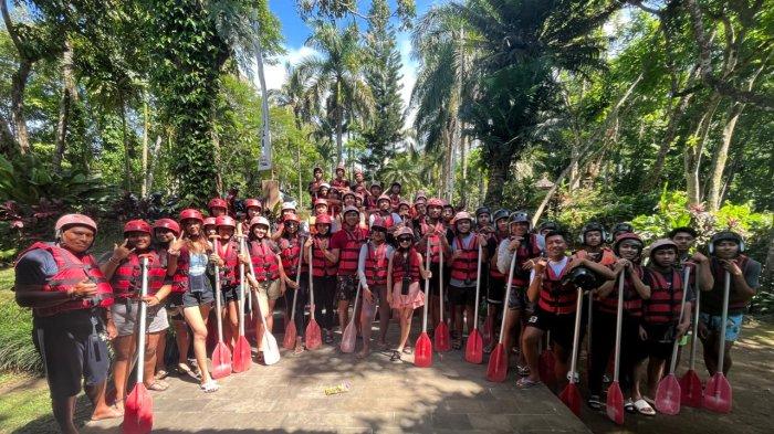 Suasana pemuda-pemudi Desa Carangsari saat menikmati wisata arung jeram (rafting) bersama True Bali Experience.
