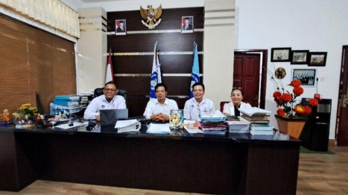 

BERI KETERANGAN - Dekan FIP, I Wayan Widiana bersama tim pendamping FIP saat memberi keterangan progres pendampingan baca tulis yang dilakukan hampir sebulan, Senin (2/6).