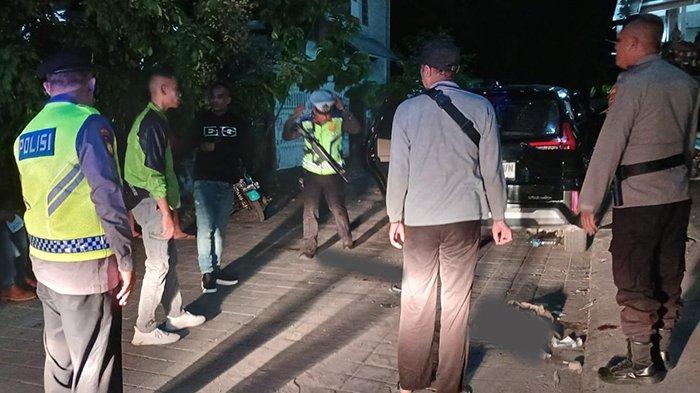Aparat kepolisian saat berada di TKP pasca penebasan dua WNA asal Timor Leste di rumah kos elite Jl. Bedugul, Gg. Garuda, Denpasar pada Rabu 20 Desember 2023 dini hari