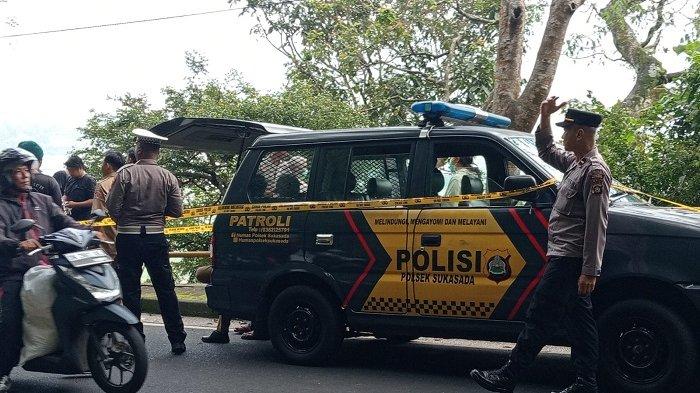 GARIS POLISI - Situasi jalan raya jurusan Singaraja - Denpasar tepatnya di hutan lindung wilayah Desa Pancasari, Kecamatan Sukasada, Buleleng, dipasangi garis polisi Senin (3/2/2025). Hal ini karena adanya penemuan mayat.