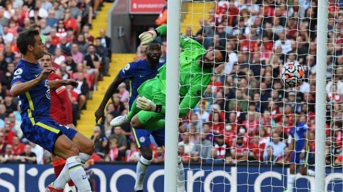 Penjaga gawang Liverpool asal Brasil, Alisson Becker (tengah)