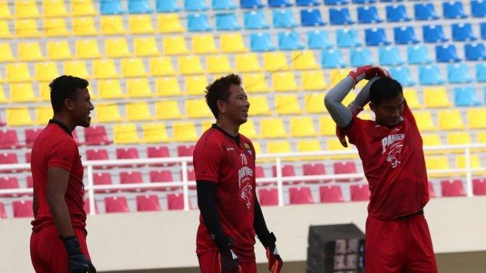 Penjaga gawang Persib Bandung Teja Paku Alam, I Made Wirawan melakukan uji coba lapangan Stadion Manahan, Solo, Jumat, 14 Februari 2020.