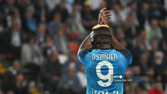 Penyerang Napoli asal Nigeria Victor Osimhen bereaksi selama pertandingan sepak bola Serie A Italia antara Udinese dan Napoli pada 4 Mei 2023 di stadion Friuli di Udine. Tiziana FABI/AFP