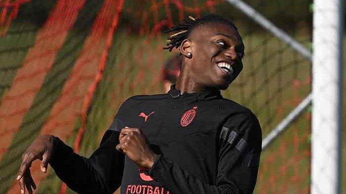 Penyerang sayap AC Milan, Rafael Leao kala mengikuti sesi latihan di Milanello baru-baru ini. Kabar di bursa transfer pemain 2023, AC Milan tetap ngotot melabeli Rafael Leao dengan nilai fantastis di tengah ketertarikan PSG untuk memboyongnya.