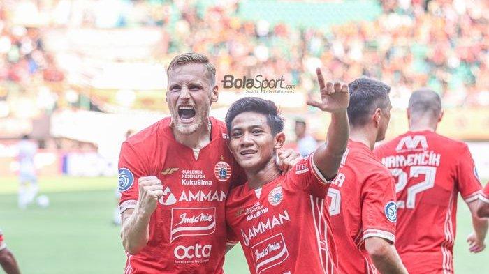 Bek Persija Jakarta, Firza Andika (kanan), nampak melalukan selebrasi dengan Hanno Behrens (kiri) yang mampu mencetak gol ketika bertanding di Stadion Patriot Candrabhaga, Bekasi, Jawa Barat, 31 Juli 2022.
