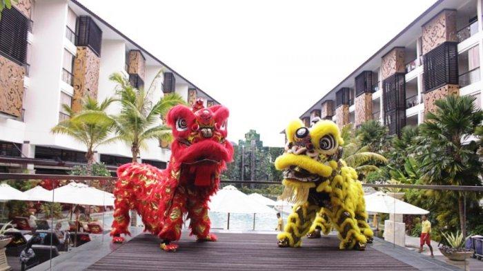 Pertunjukkan tarian Barongsai di Flying Deck - The Trans Resort Bali.