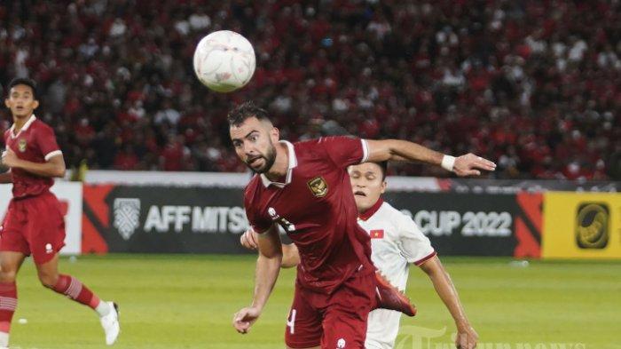 Pesepak bola Indonesia Jordi Amat berebut bola dengan pesepak bola Vietnam pada pertandingan semifinal leg I Piala AFF di Stadion Utama Gelora Bung Karno (SUGBK) Jakarta, Jumat (6/1/2023). Timnas Indonesia sementara bermain imbang dengan vietnam dibabak pertama.TRIBUNNEWS/HERUDIN