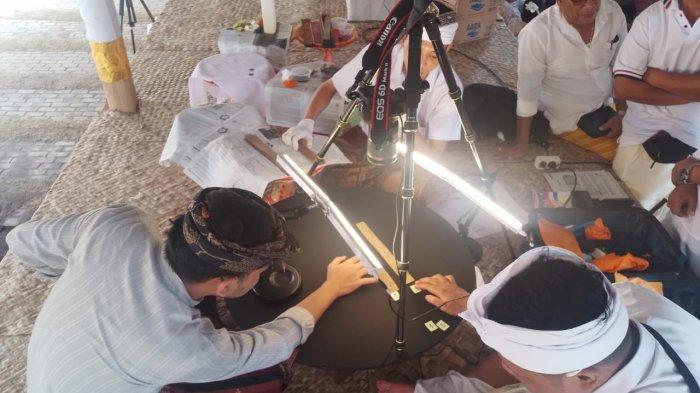Bertepatan dengan hari suci Saraswati, Sabtu (16/12/2023) masyarakat Desa Adat Sidakarya menggelar prosesi Odalan Saraswati dan nedunang prasasti. Upacara yang masih dalam rangkaian Karya Agung di Pura Mutering Jagat Dalem Sidakarya ini melibatkan tim dari Unit Lontar Universitas Udayana (ULU) dalam proses konservasi dan digitalisasi lontar tersebut.