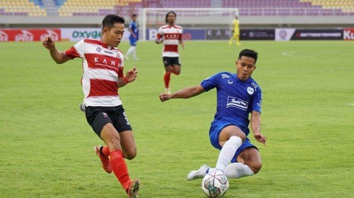 Bek PSIS Semarang, Wahyu Prasetyo (kanan) menghalau bola dari gawangnya pada laga Madura United vs PSIS Semarang dalam lanjutan BRI Liga 1 2022/2023 di Stadion Manahan, Solo, Senin (5/12/2022) sore.
