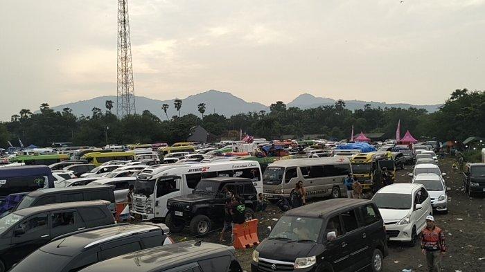 Kondisi penumpukan kendaraan di Terminal Kargo Gilimanuk yang jadi areal buffer zone sebelum menuju Pelabuhan Gilimanuk, Jembrana, Kamis 27 Maret 2025. Hingga H-5, pemudik yang tinggalkan Bali sudah 361 ribu orang.