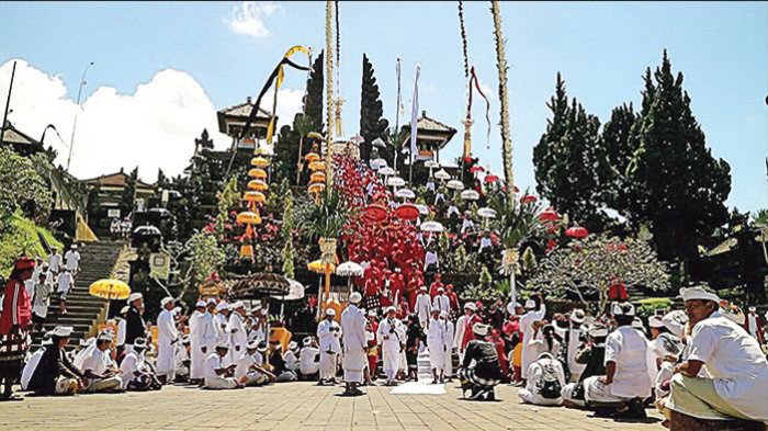 Pamedek mengikuti upacara melasti dengan berjalan kaki dari Pura Besakih menuju Pura Tegal Suci.
