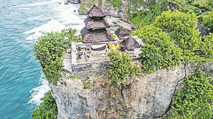 RETAK - Kendati demikian, dibatalkannya proyek penguatan tebing Pura Luhur Uluwatu, di Desa Pecatu, Kecamatan Kuta Selatan, Badung, Bali, menimbulkan kekhawatiran masyarakat. Kini PUPR Badung menjelaskan bahwa tebing itu direncanakan kembali diperbaiki dengan dana PUPR Badung.