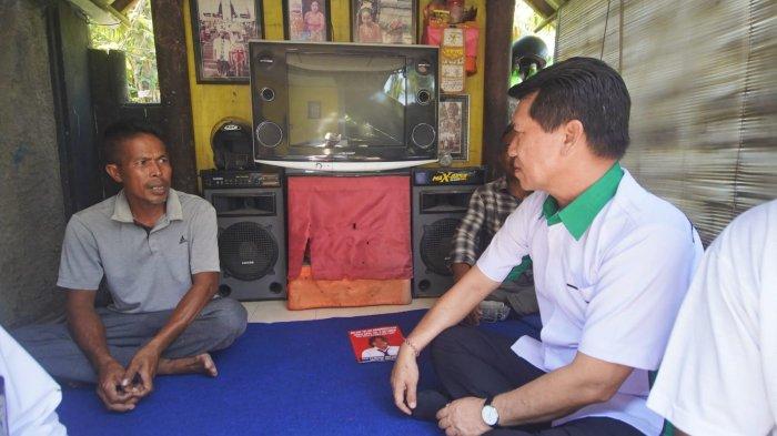 Bupati Klungkung, I Nyoman Suwirta, Rabu (11/10/2023) sempat mengunjungi kediaman orang tua Ni Kadek Desi Yanti di Banjar Besang Kangin. 