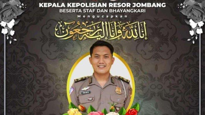 Tragedi naas, polisi yang dibakar istrinya sendiri akhirnya meninggal dunia. Briptu RDW meninggal dunia di RSUD Wahidin dr Sulaiman Rosyid Mojokerto.