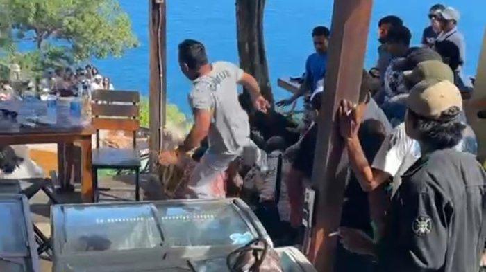 Kericuhan wistawan India dan driver lokal di destinasi wisata Pantai Kelingking di Desa Bungamekar, Kecamatan Nusa Penida, Sabtu (8/6/2024) sore.