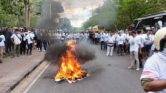 Simpatisan dari PBNU demo minta Muktamar PKB di Nusa Dua dibubarkan.