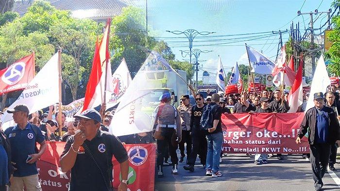 DEMO SERIKAT - Demonstrasi ratusan pekerja Bandara Ngurah Rai dari Angkasa Pura Support menuntut penolakan perubahan status pekerja dari tetap menjadi permanen, Kamis (4/7).