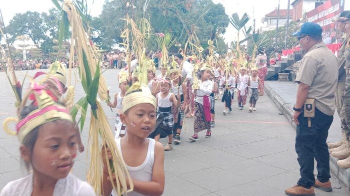 Siswa PAUD mengikuti pawai kebangsaan di Kabupaten Gianyar, Bali, Jumat 16 Agustus 2024.