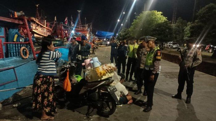 MAPING - Kapolsek Kawasan Pelabuhan Benoa Kompol I Ketut Budiana melakukan maping dan mempelajari karakteristik di wilayah hukumnya hingga Rabu (9/10) dini hari.