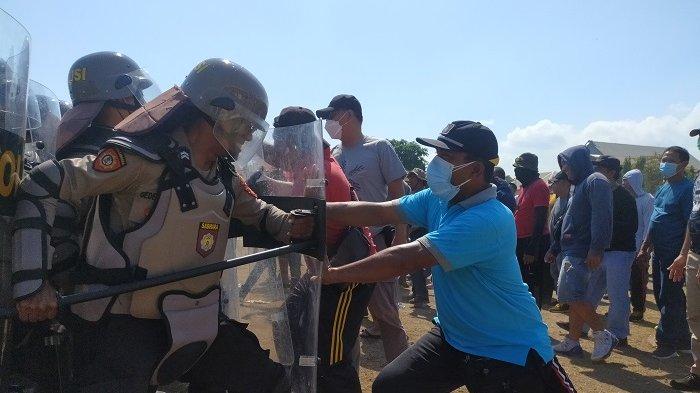 Polres Buleleng saat menggelar simulasi pengamanan Pemilu, Rabu (4/10).