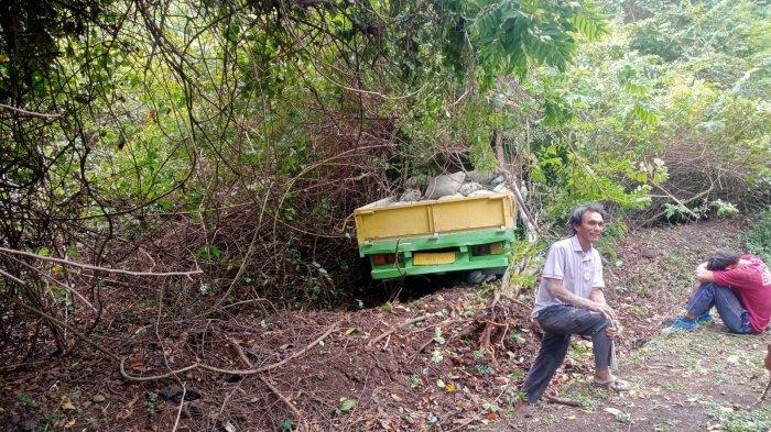  Suasana pasca laka lantas out of control sebuah truk engkel, terperosok ke kawasan hutan TNBB wilayah Gilimanuk, Jembrana, Kamis 14 September 2023.