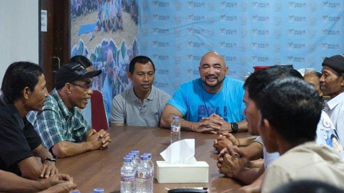 Kedatangan I Nyoman Sukena dan keluarga ke rumah pemenangan Mulia-PAS.