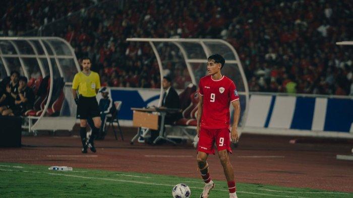MAIN – Dua pemain Pratama Arhan dan Rafael Struick saat tampil bersama skuat Timnas Indonesia melawan Jepang di laga round 3 kualifikasi Piala Dunia 2026 Zona Asia.