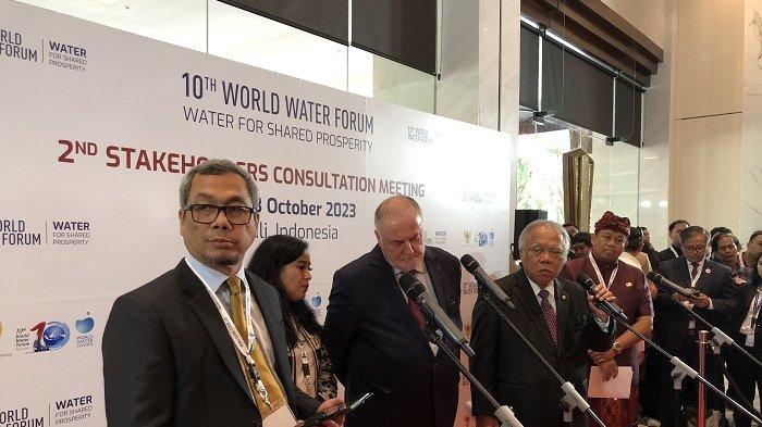 BERI KETERANGAN - Menteri PUPR Basuki Hadimuljono saat memberikan keterangan seusai pembukaan 2nd Stakeholders Consultation Meeting World Water Forum di InterContinental Bali Resort, Kamis (12/10). Menurut Basuki, proyek jalan tol Mengwi-Gilimanuk dilanjutkan tahun 2024. 