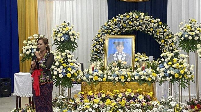 Dayu Bulan Antara, istri dari mendiang Rektor Universitas Udayana Periode 2021-2023, Prof. Dr. Ir. I Nyoman Gde Antara, M.Eng., IPU sampaikan beberapa hal saat penghormatan terakhir dari Universitas Udayana, untuk Prof Antara di Rumah Suka Duka Kertha Semadi, Cargo, Denpasar pada, Jumat 9 Agustus 2024.