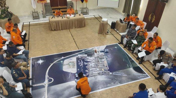 Latihan gabungan - Peserta Latihan SAR gabungan melaksanakan TFG di ruang serbaguna, Gedung Werkudara, Kantor Pencarian dan Pertolongan Denpasar, pada Kamis (21/11). Latihan SAR Gabungan ini digelar oleh Kantor Pencarian dan Pertolongan Denpasar selama dua hari.