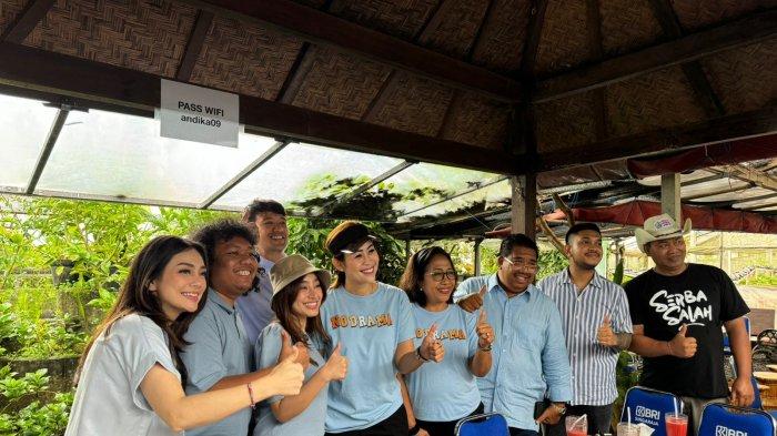 JALAN-JALAN - Calon Wakil Gubernur Bali, Putu Agus Suradnyana jalan-jalan bersama para influencer di antaranya, Celine Evangelista, Tarra Budiman, Marshel Widianto, dan Tasya Revina ke Desa Pancasari, Kecamatan Sukasada, Buleleng, Selasa (12/11).
