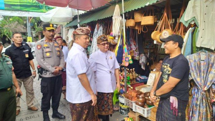 Kedatangan PJ Gubernur Bali disambut langsung oleh Ari Dwipayana di depan pemedal Puri Kauhan Ubud, yang selanjutnya diajak berjalan menuju Art Market Jalan Kajeng-Ubud untuk berdialog dengan para pedagang UMKM yang berjualan di sepanjang jalan Kajeng.