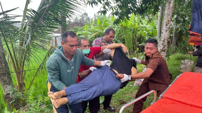 EVAKUASI - Kecelakaan lalu lintas terjadi Jalan Raya Ir Soekarno jurusan Gianyar - Bangli, tepatnya di Banjar/Desa Bunutin, Kecamatan/Kabupaten Bangli, Bali, Minggu 29 Desember 2024 sekitar pukul 05.50 Wita.