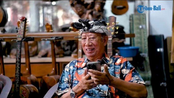 Di balik kesuksesan Blueberry Guitar adalah seorang maestro ukir bernama I Wayan Tuges, luthier dan pengukir dengan segudang ide kreatif.


Pria berusia 72 tahun ini telah menekuni seni ukir sejak kecil, meneruskan tradisi keluarga pemahat yang diwariskan dari kakek dan ayahnya.