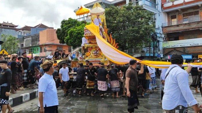 Upacara palebon mantan Bupati Klungkung, Ir Tjokorda Gde Ngurah (75) dilaksanakan Minggu (17/8/2023) siang.
