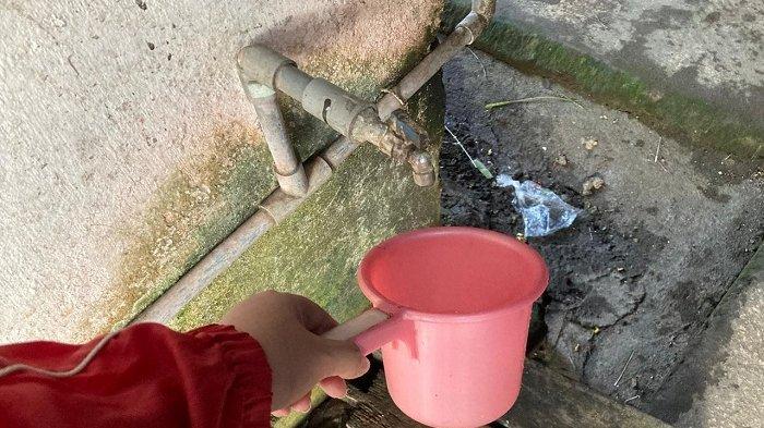 Sejumlah kawasan di Desa Batubulan, Kecamatan Sukawati, Gianyar, Bali, mengalami krisis air sejak Selasa hingga Rabu 12 Juni 2024.